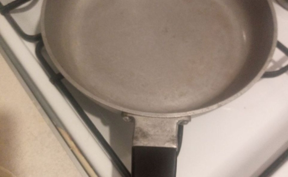 Чистота без вреда и химии: как удалить жир с противней и сковородок за 10 минут средством с кухни Чистота без вреда и химии: как удалить жир с противней и сковородок за 10 минут средством с кухни