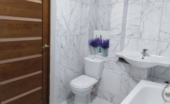 Маленькая ванная после ремонта кажется еще теснее? 4 правила выбора плитки, которые раздвинут стены Маленькая ванная после ремонта кажется еще теснее? 4 правила выбора плитки, которые раздвинут стены