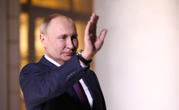 Из России с любовью: Путин протянул Трампу заправочный пистолет перед выборами Из России с любовью: Путин протянул Трампу заправочный пистолет перед выборами
